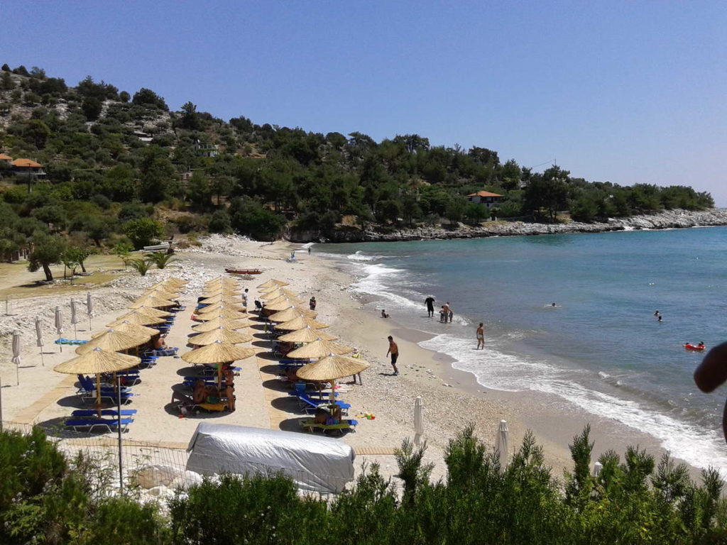 sand-beds-and-umbrellas