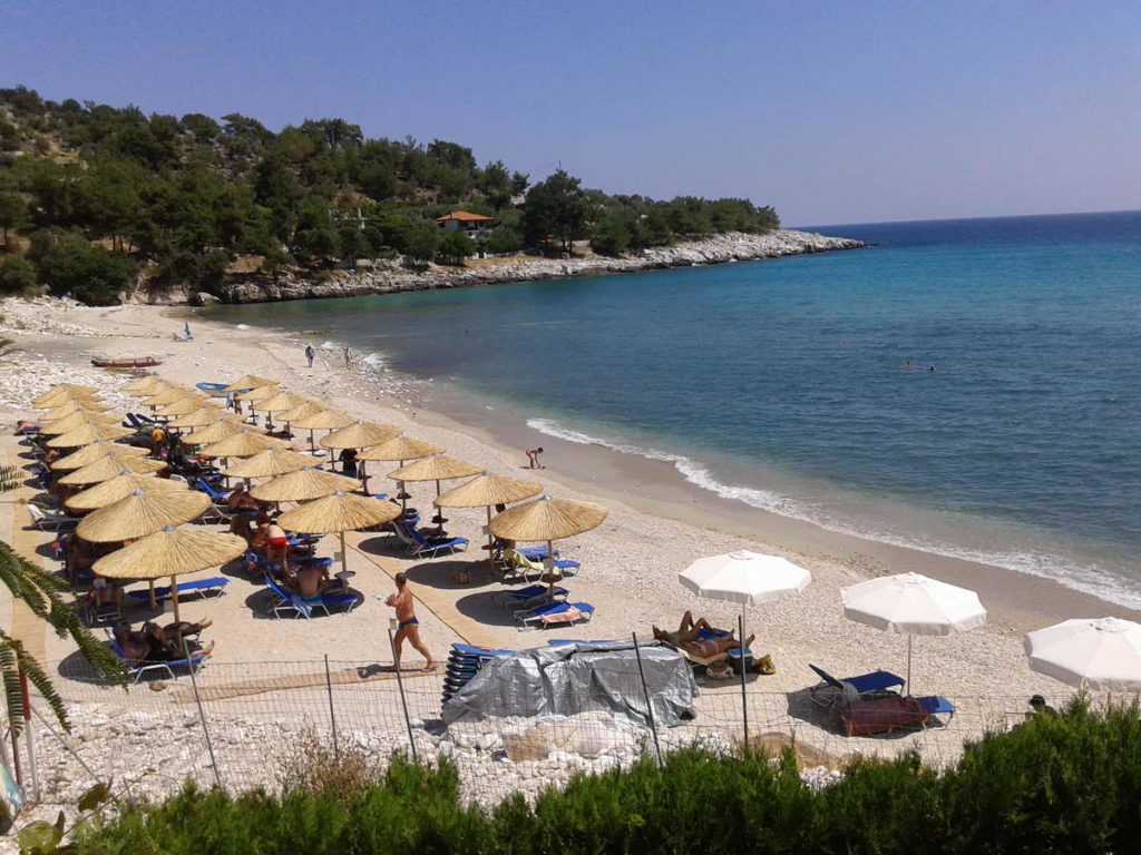 sand-beds-and-umbrellas-2