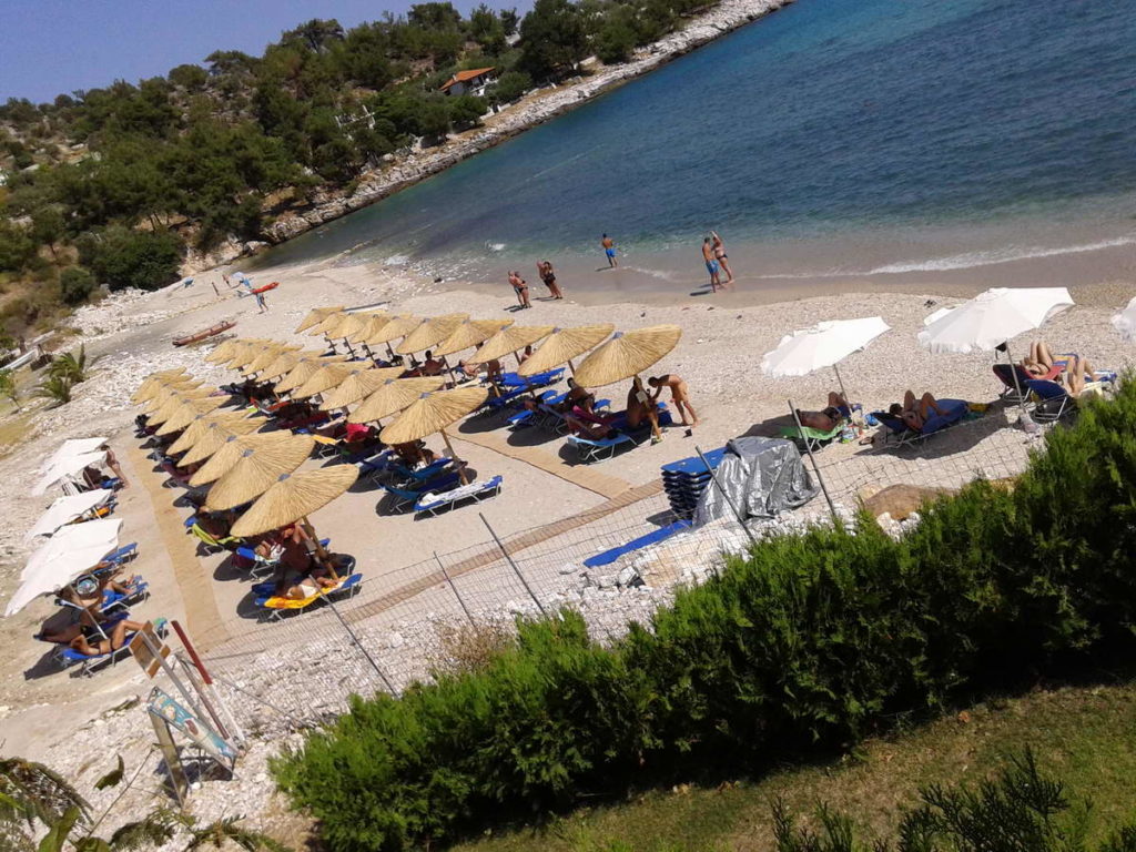 sand-beds-and-umbrellas-3